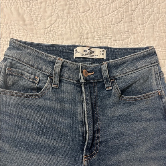 Hollister Curvy High-Rise Mom Jeans - Picture 6 of 9